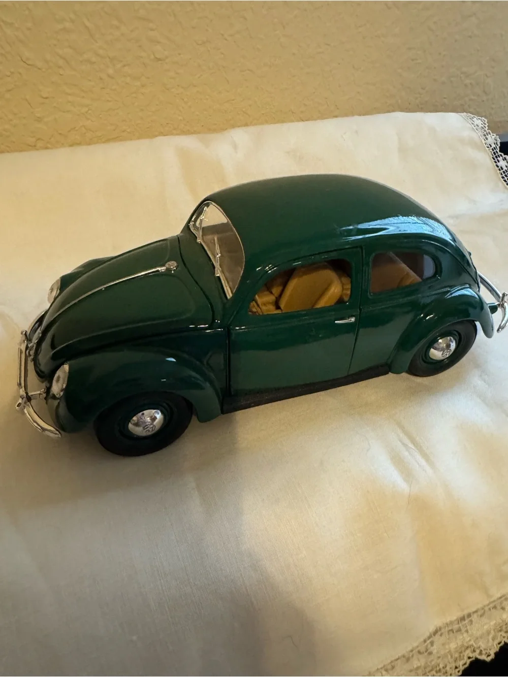 Classic Maisto 1:18 1951 Die-Cast Vintage Beetle Toy Car. Vintage Collectible